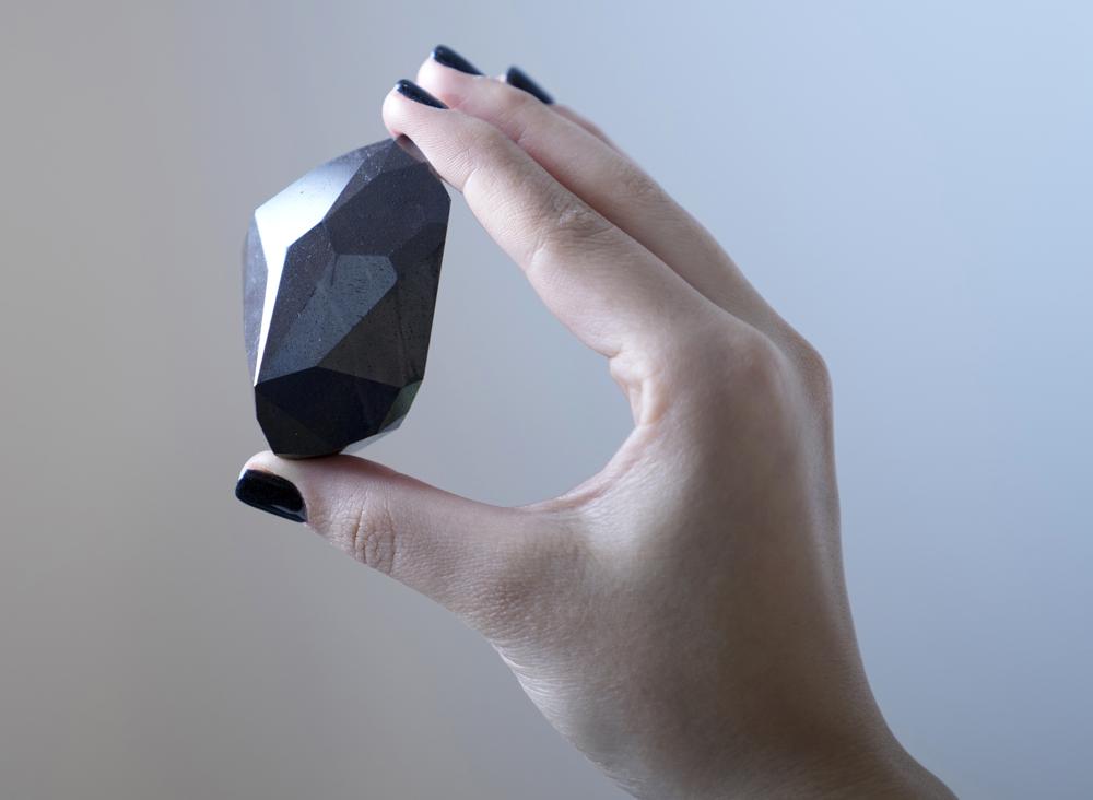 Fuera de este mundo: el diamante negro de 555,55 quilates aterriza en Dubái Foto: AP