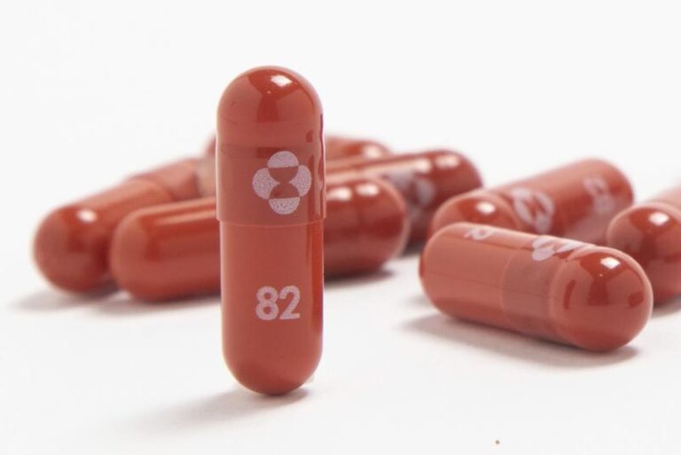 Más de 2 docenas de farmacéuticas harán píldora de Merck Foto: AP