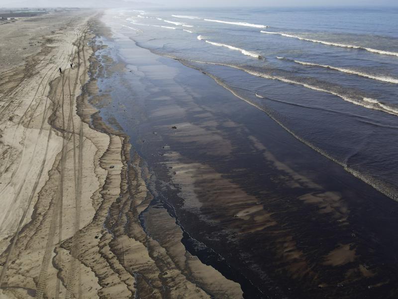 Perú paraliza toda descarga petrolera de Repsol en Pacífico Foto: AP
