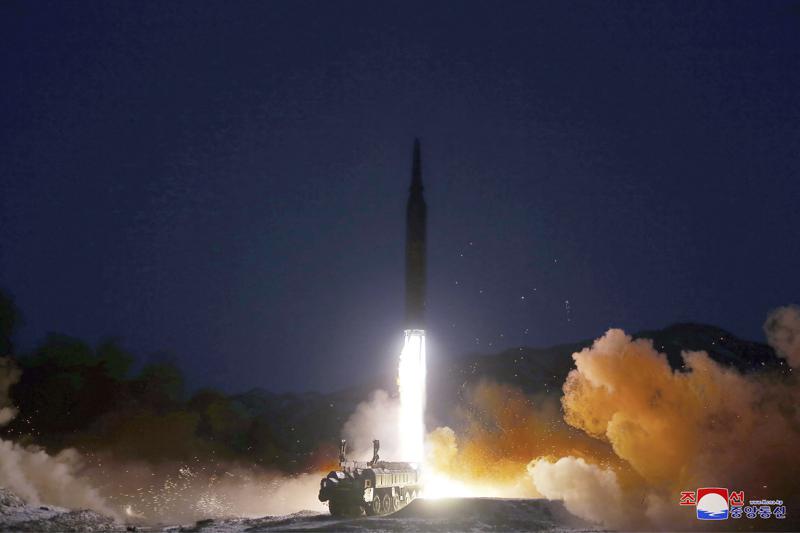 Norcorea lanza proyectiles en respuesta a sanciones de EUA Foto: AP