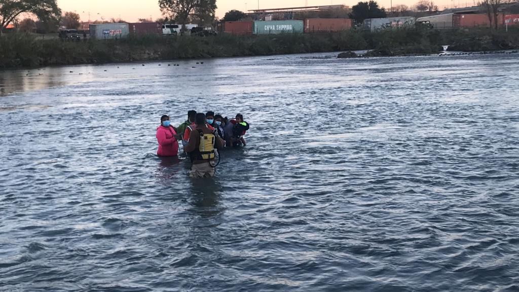 Grupo Beta en Piedras Negras rescataron a 2 mujeres adultas y 4 menores en el Río Bravo: INM