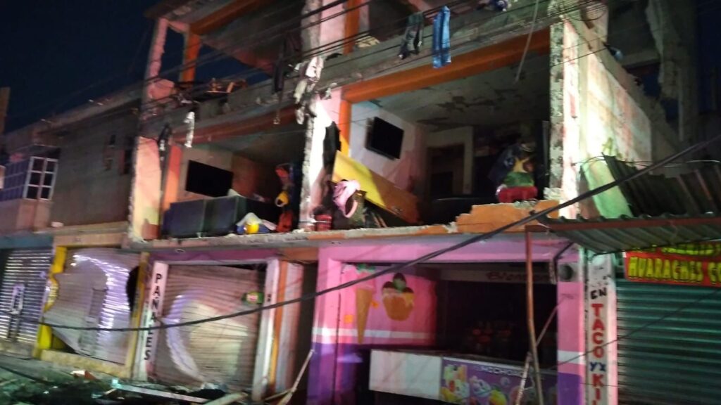 Explosión en vivienda deja cuatro personas lesionadas y daños materiales en Ecatepec *FOTOS ESPECIALES*