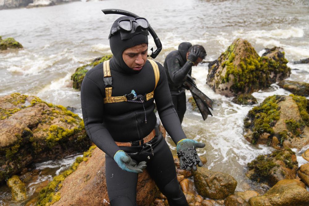 Buzos peruanos hallan petróleo en fondo marino tras derrame