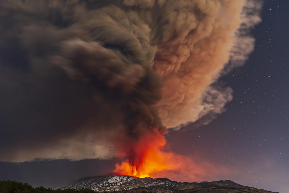 Relámpagos volcánicos iluminan el cielo sobre el volcán Etna