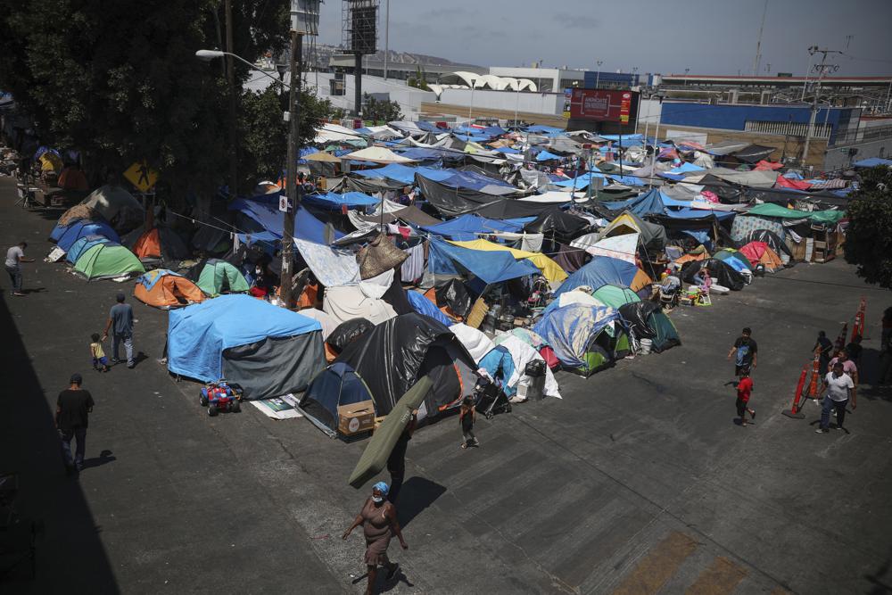 Desalojan campamento de migrantes en Tijuana, México