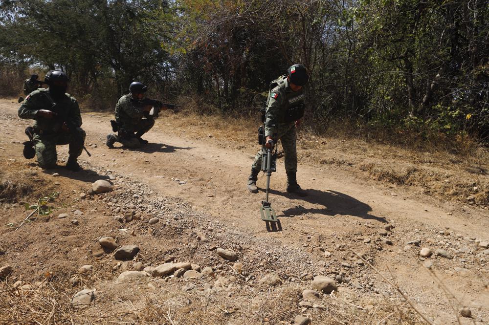 Ejército busca minas en violento estado del oeste de México