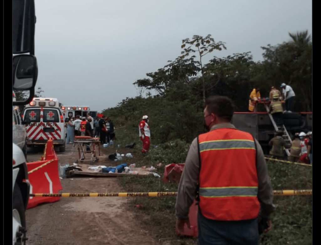 Mueren 8 personas en accidente carretero de autobús de ADO, cerca de Cancún Foto: Internet