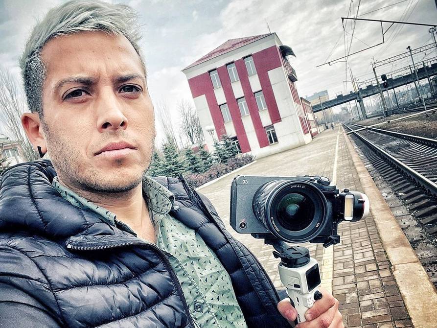 Alex Tienda denunció que le robaron sus pertenencias del hotel en Kiev Foto: Instagram @soyalextienda
