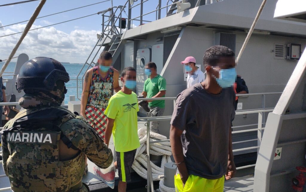 SEMAR rescató a siete náufragos cubanos en aguas de Quintana Roo *FOTOS SEMAR