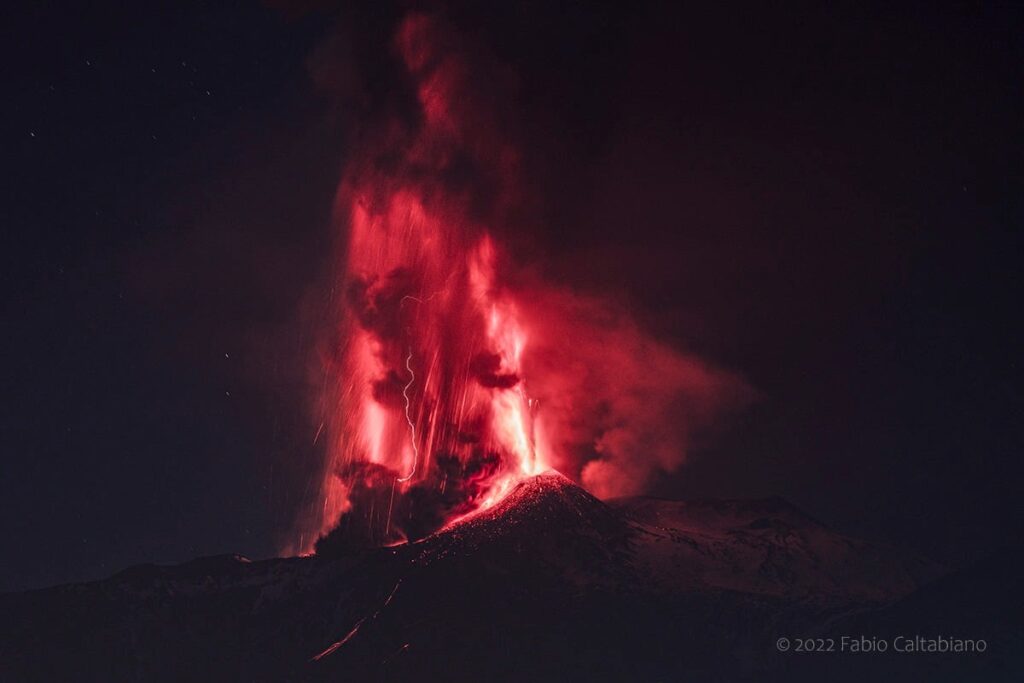 Volcán Etna entra en erupción en Sicilia, Italia Foto: Internet
