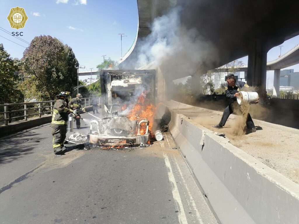 SSC-CDMX y Bomberos apoyaron a sofocar el incendio de una camioneta *FOTOS & VIDEO SSC-CDMX