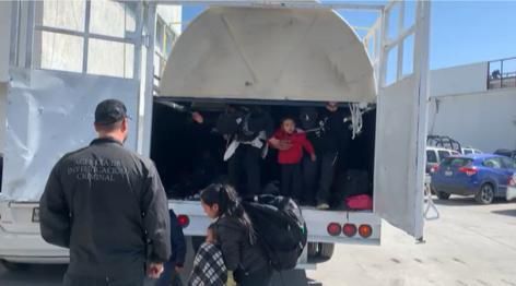 INM y FGR localizó a 59 personas migrantes escondidos en tinacos que transportaba un vehículo *FOTOS & VIDEO SEGOB / INM