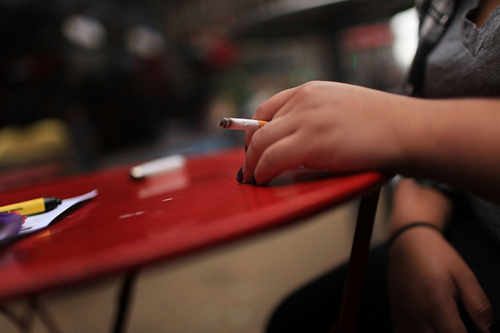Endurecen sanciones para quienes obliguen a menores a consumir tabaco Foto: Internet