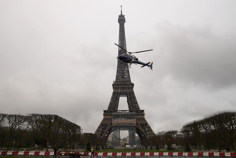 La Torre Eiffel crece aún más gracias a nueva antena Foto: AP