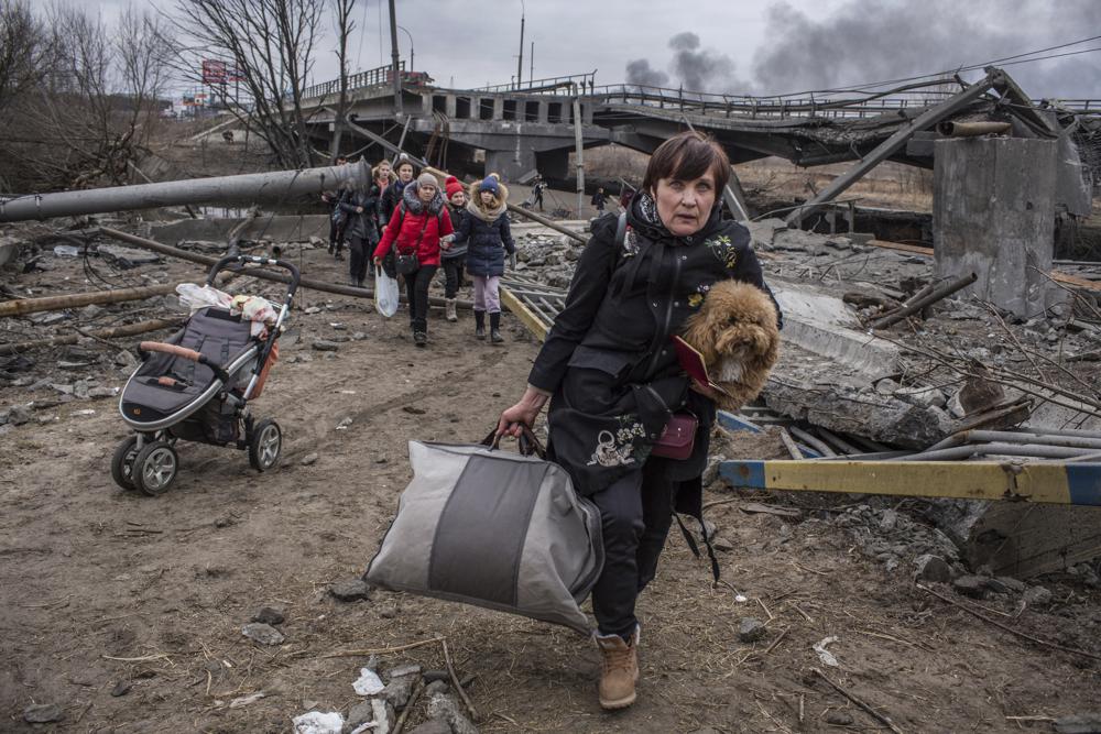 Rusia anuncia entre bombardeos un receso para evacuaciones