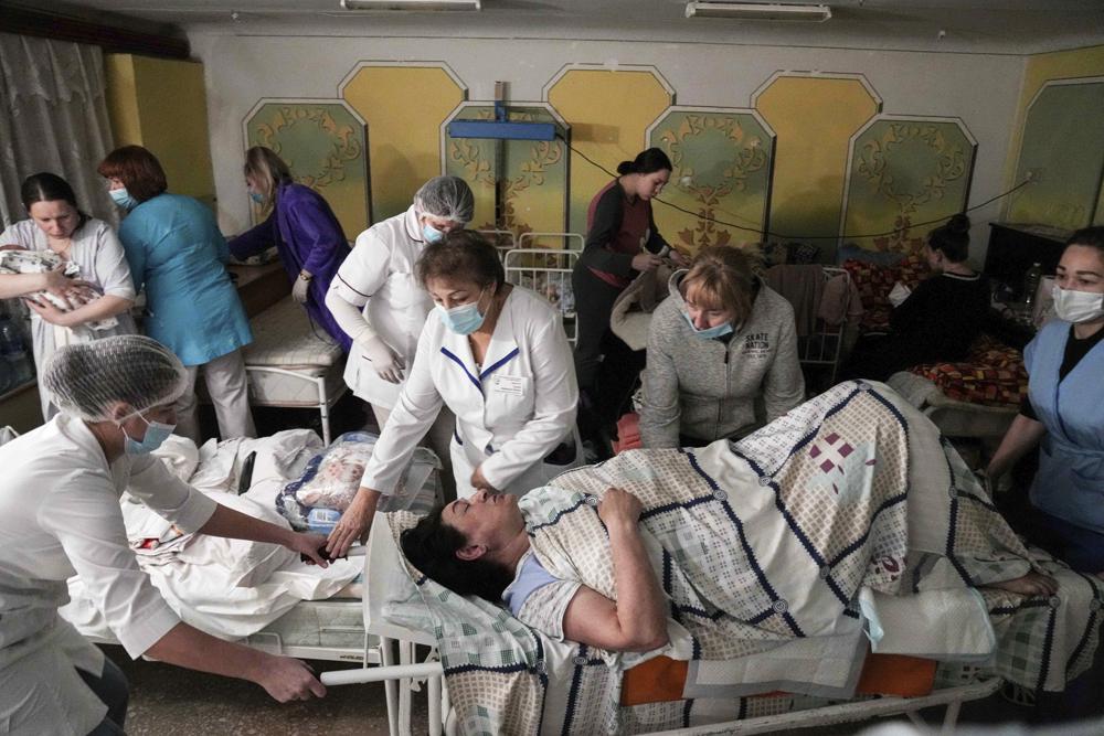 Maternidades se mueven a sótanos para proteger a pacientes Foto: AP