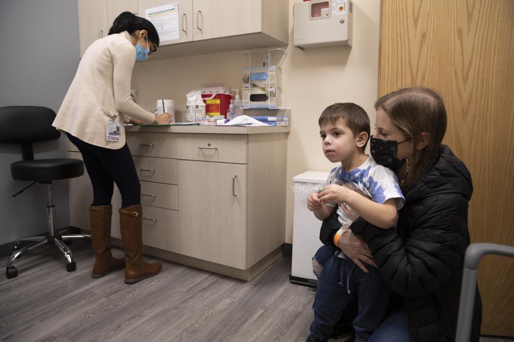 Moderna dice que sus vacunas COVID de dosis baja funcionan para niños menores de 6 años Foto: AP