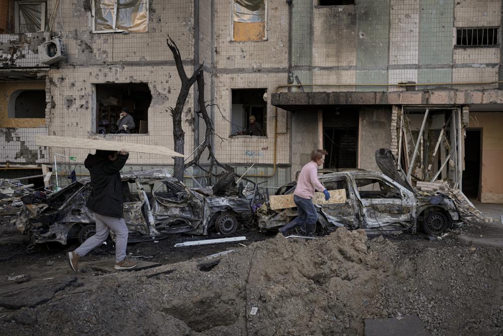 Ucrania retoma suburbio de Kiev, siguen combates en Mariúpol