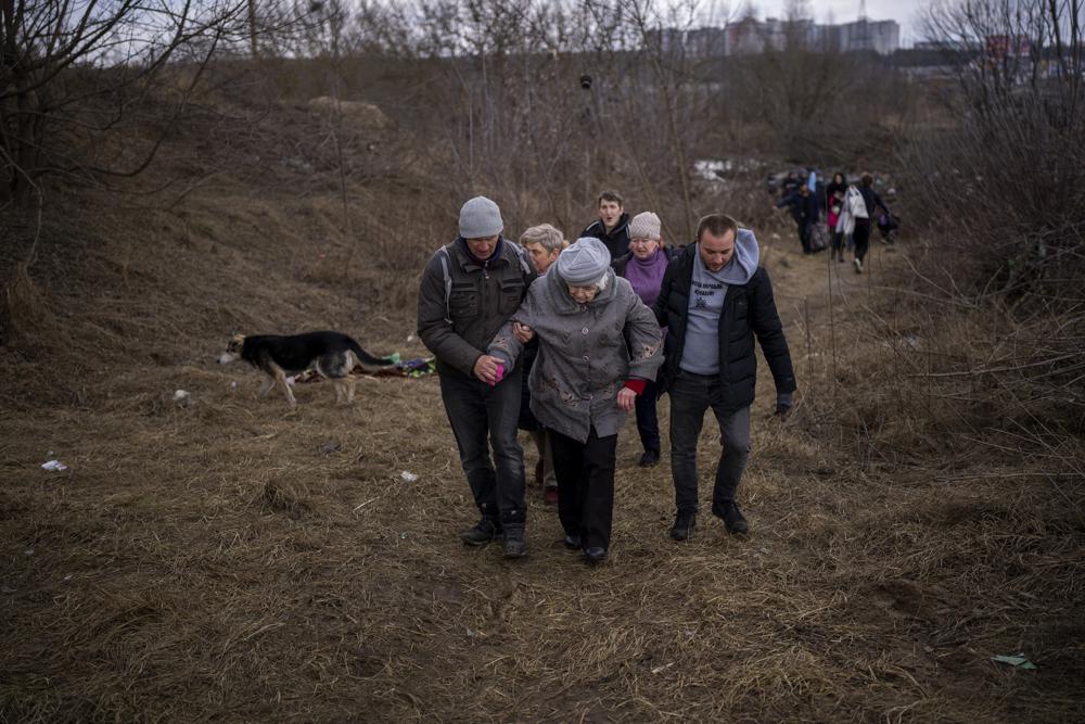 Civiles huyen de ciudad ucraniana en primer paso humanitario