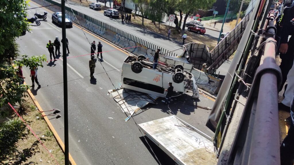 5 lesionados tras accidente de camioneta de transporte público que cayó de puente sobre Periférico Norte