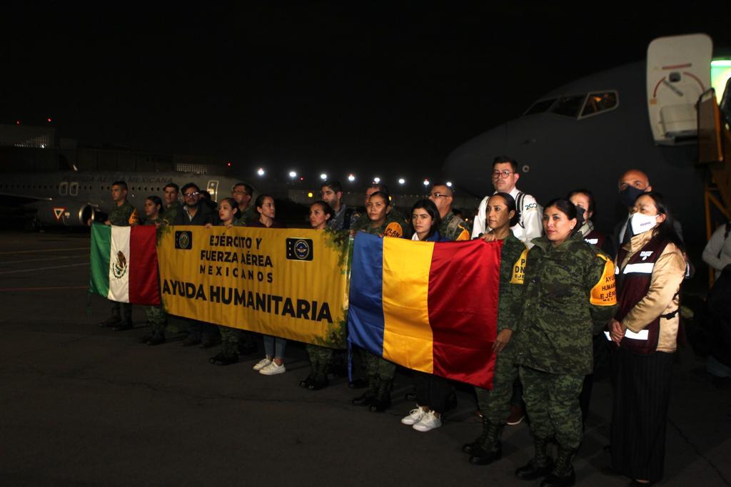 Llegan segundo vuelo con mexicanos de Ucrania
