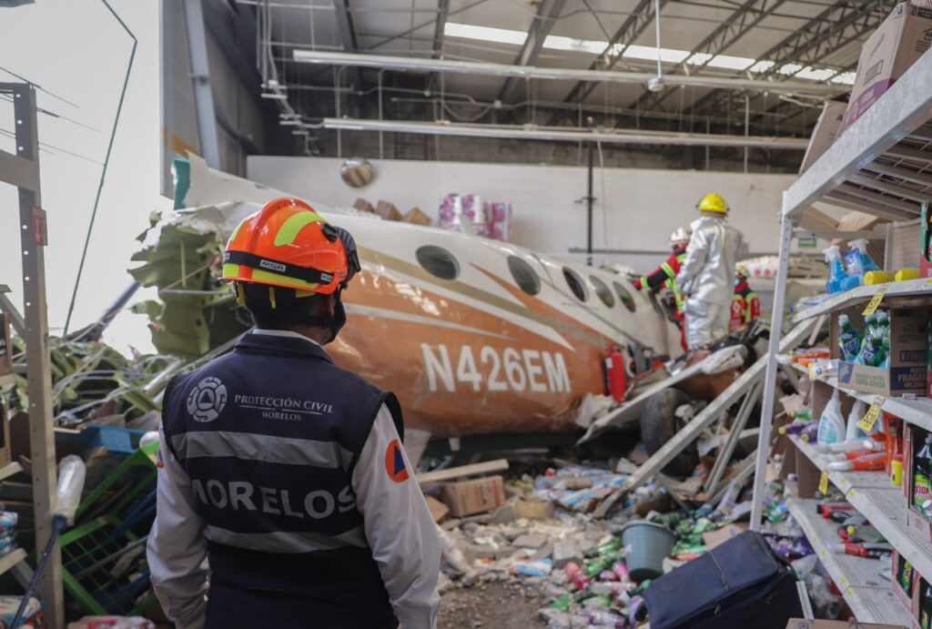 3 fallecidos y 4 lesionados en accidente de aeronave que se impacto en tienda de autoservicio *FOTOS & VIDEO ESPECIALES
