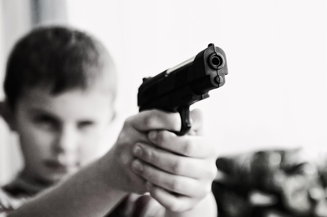 En EUA, niño de 3 años dispara y mata a su madre por accidente