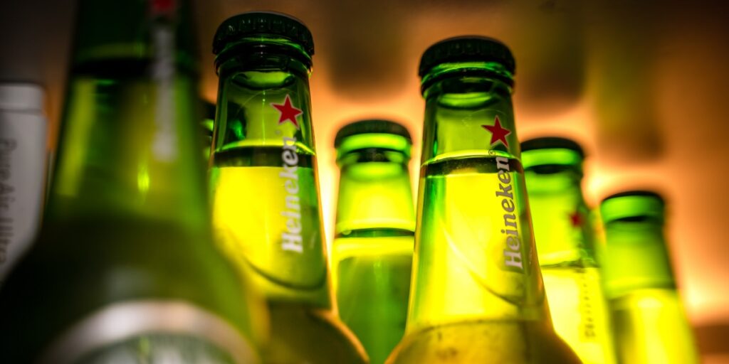 Cerveceras Carlsberg y Heineken se van de Rusia Foto: AP