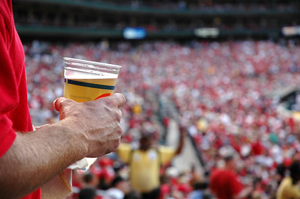 Analizan limitar venta de cerveza en estadios Foto: Internet