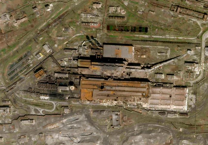 Fotos satelitales muestran posibles fosas cerca de Mariúpol