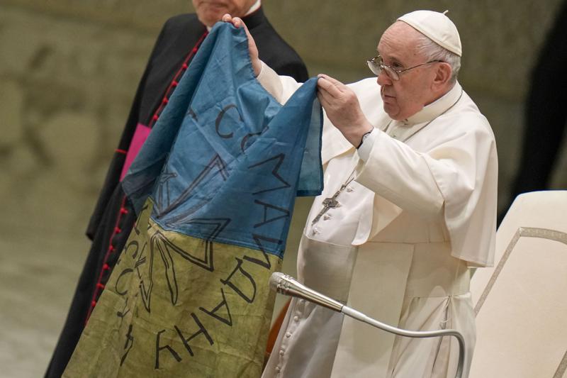 Papa besa bandera ucraniana traída de la Bucha “martirizada” Foto: AP