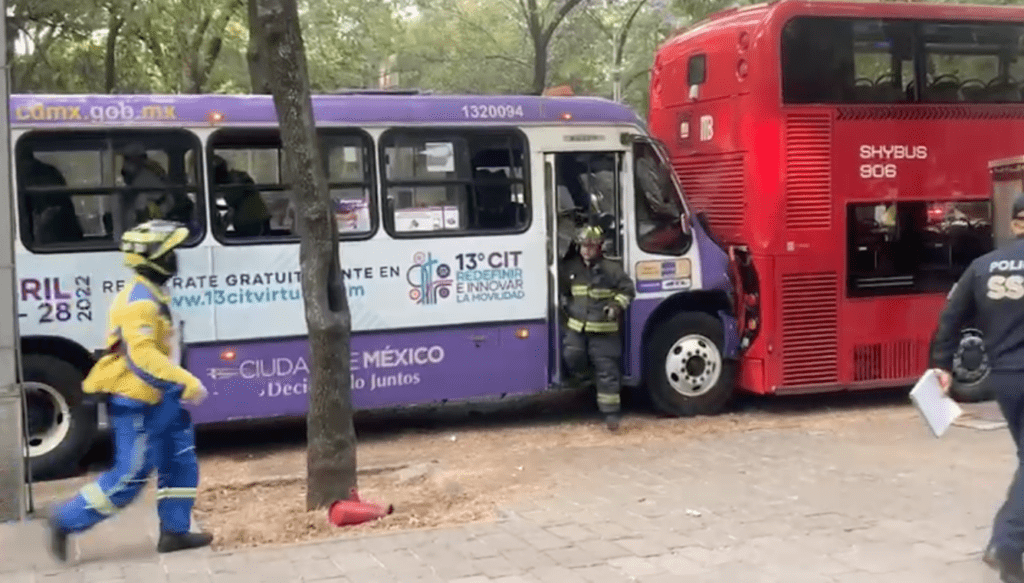 FGJ-CDMX inicia carpeta de investigación luego del accidente entre dos vehículos de transporte público Foto: Especial
