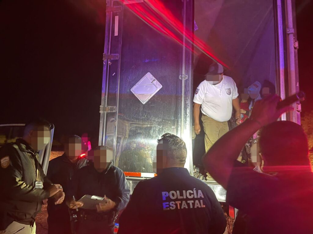 INM rescató a 133 migrantes hacinados en la caja de refrigeración de un tractocamión *FOTOS SEGOB / INM