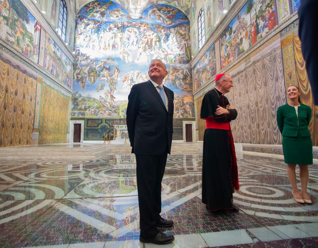 AMLO recorrió réplica de la Capilla Sixtina con cardenal Pietro Parolin Foto: Presidencia