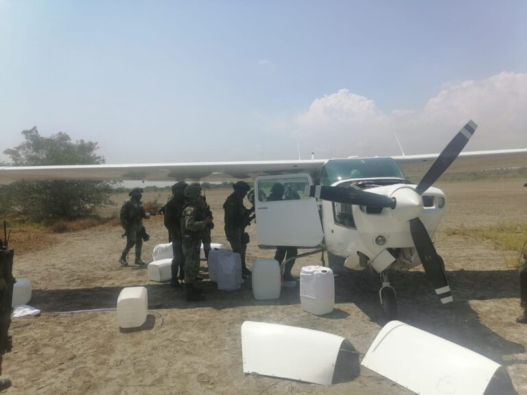 SEDENA, FAM y Guardia Nacional aseguraron una aeronave con más de 300 kg de cocaína *FOTOS SEDENA / FAM