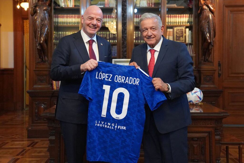AMLO se reunió con el presidente de la FIFA Foto: Presidencia