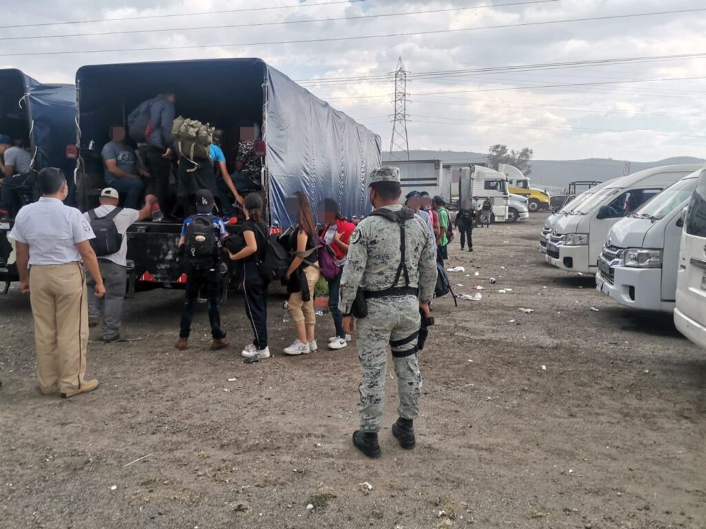 INM rescató a 330 migrantes irregulares en la autopista Puebla-Orizaba
