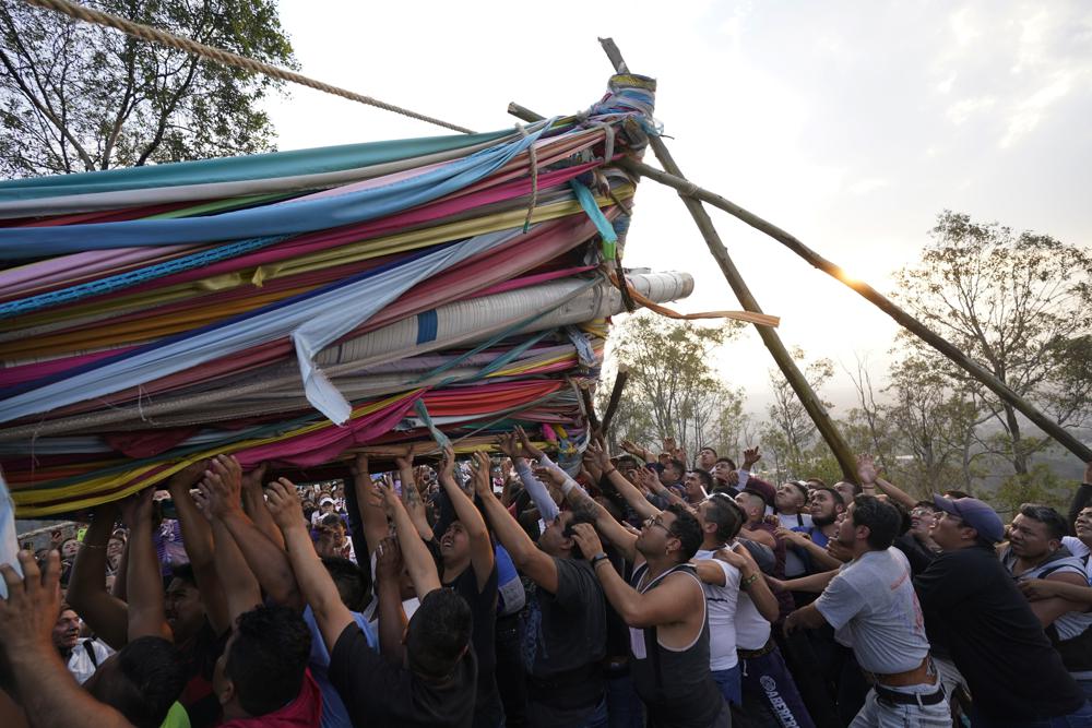 En México, todo un barrio carga con cruz de 500 kilos