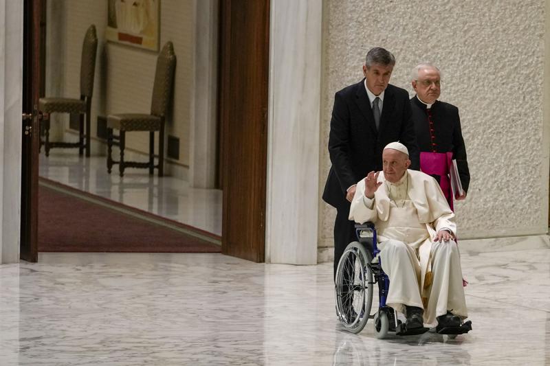 Papa usa silla de ruedas en público por problemas en rodilla Foto: Internet