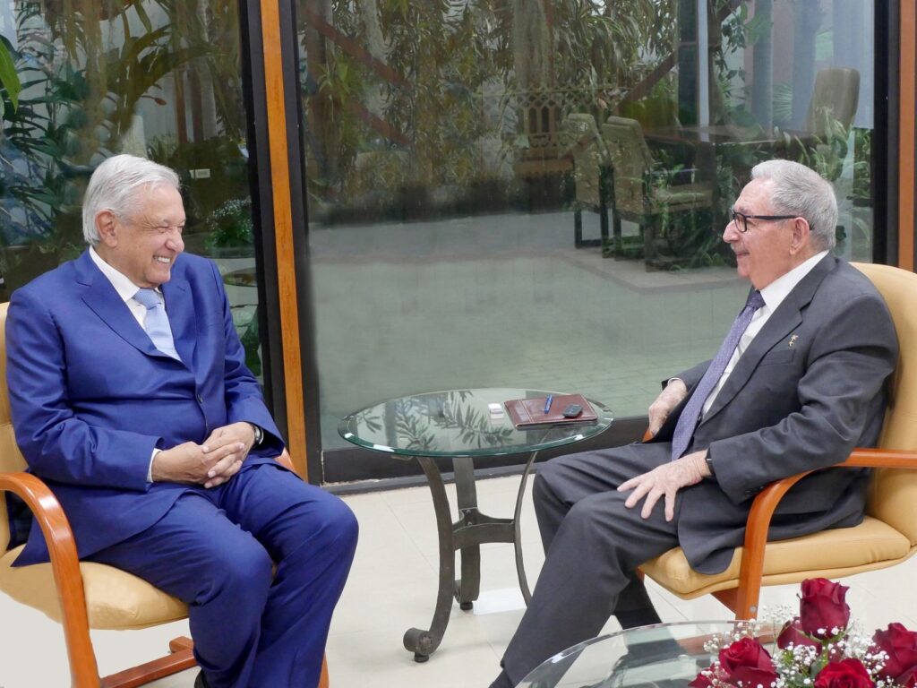 Difunden foto de AMLO con Raúl Castro