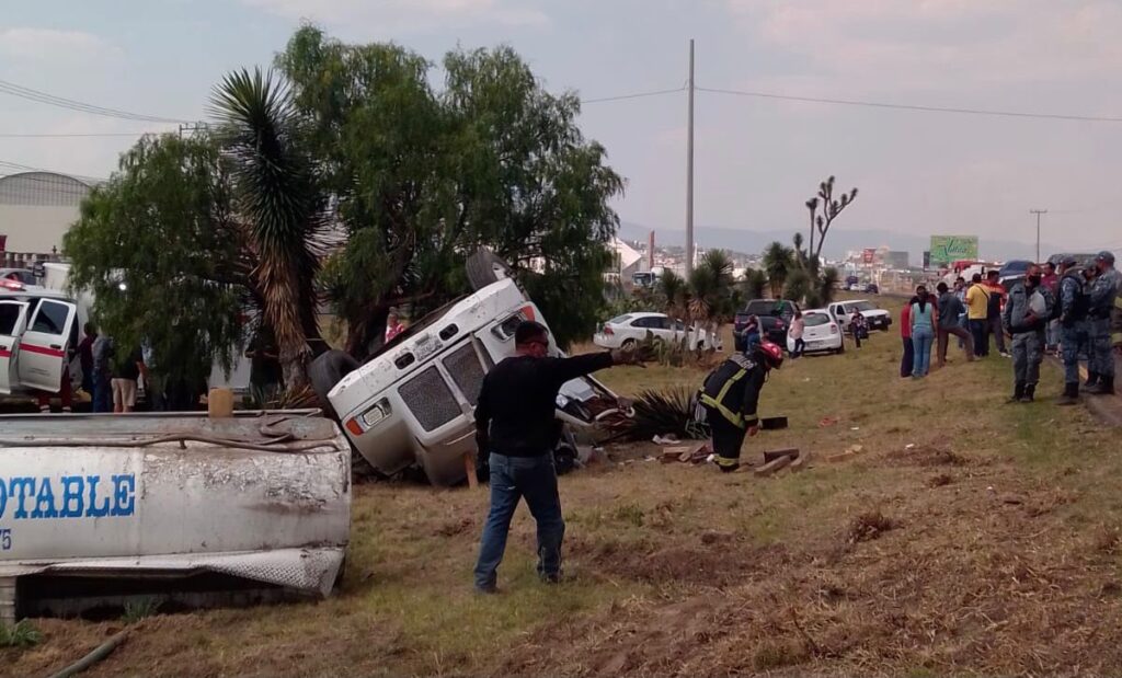 Un lesionado fue el saldo de volcadura de pipa de agua en autopista México-Pachuca