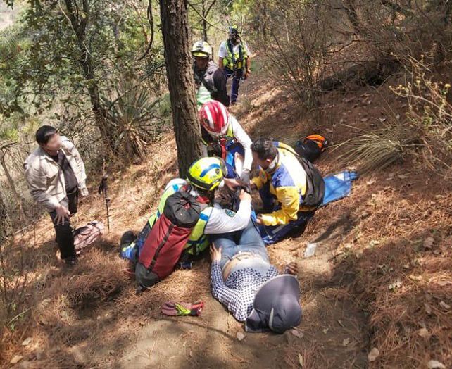 SSC-CDMX: Personal del ERUM rescató a excursionista lesionada en el “Volcán Xitle” *FOTOS SSC-CDMX / ERUM*