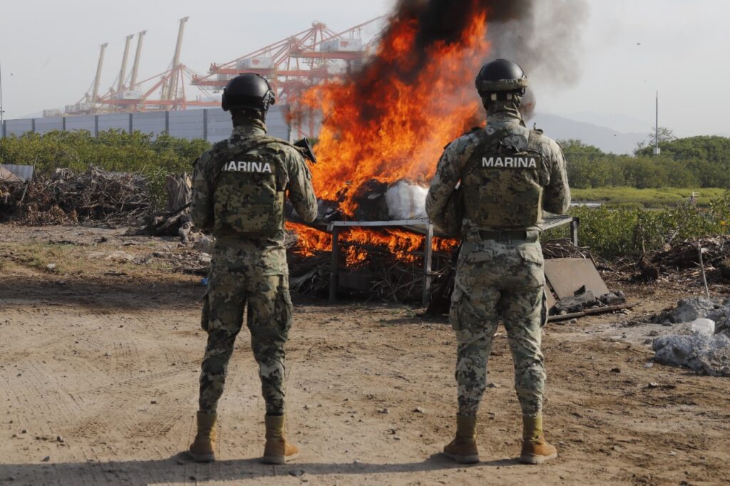 SEMAR y FGR incineraron 98 kilogramos de presunta cocaína en Manzanillo, Colima *FOTOS SEMAR*