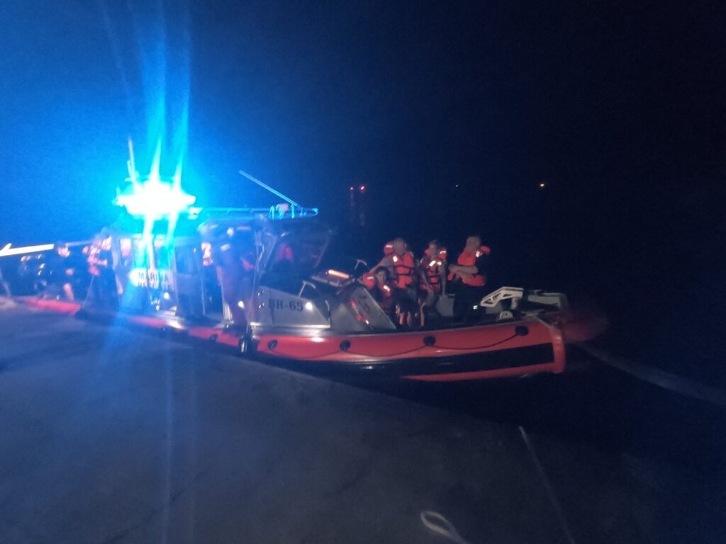 SEMAR rescató a 25 personas que se encontraban a bordo del buque “Socorro Vortex” *FOTOS SEMAR
