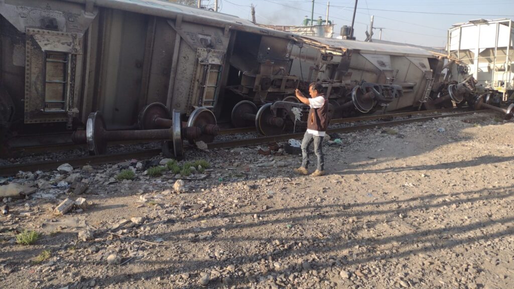 Se descarrila tren en Xalostoc, Estado de México; no se reportan heridos *FOTOS Y VIDEO ESPECIALES