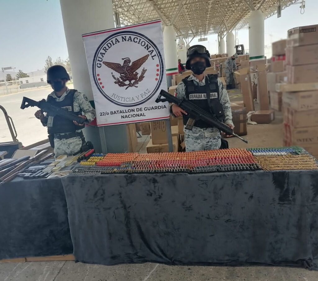 Guardia Nacional y Aduanas de México aseguran armas, cartuchos y cargadores en Chihuahua