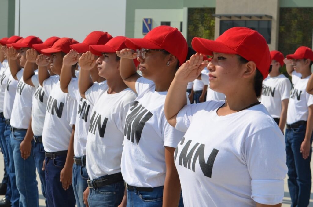 Jóvenes del SMN toman protesta de bandera en diferentes instalaciones: Sedena