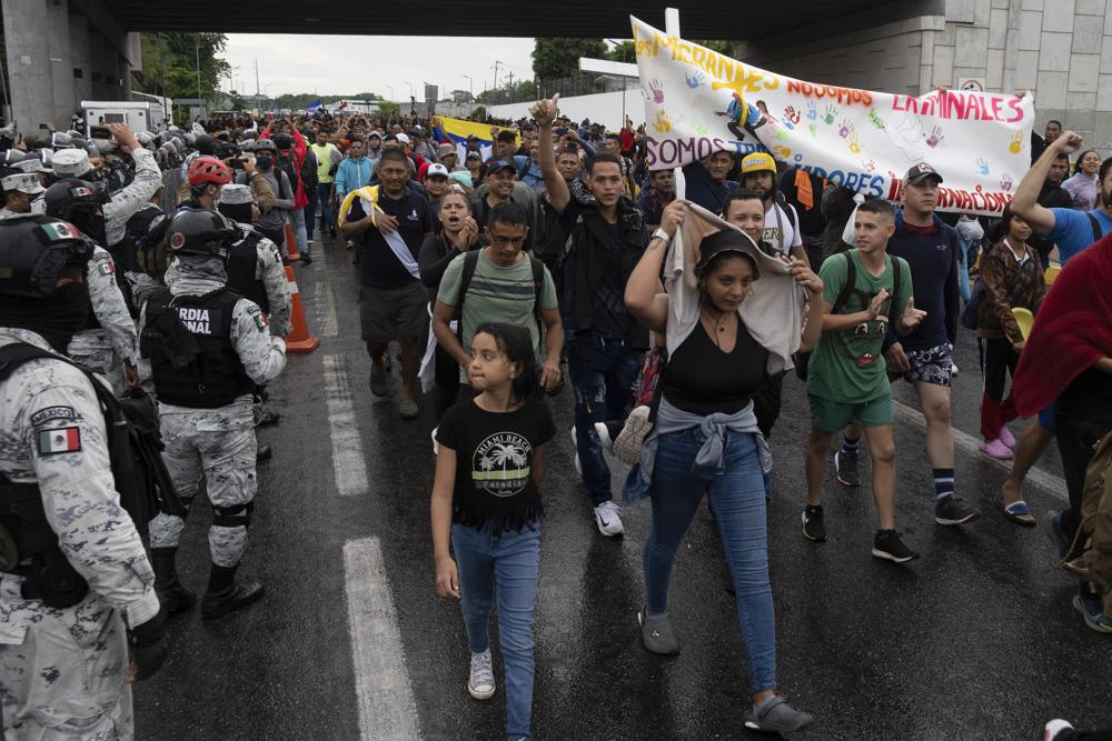 México: migrantes salen del sur caminando en víspera cumbre Foto: AP