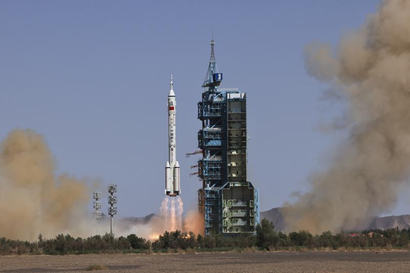 China envía misión de tres astronautas a su estación orbital Foto: AP