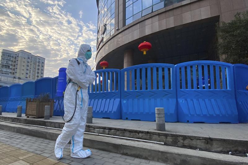 China critica hipótesis de fuga de COVID-19 de laboratorio Foto: AP